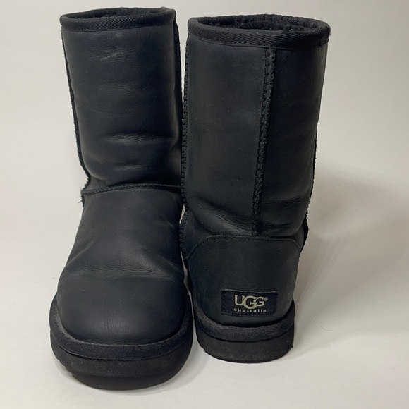 UGG Shoes - Ugg classic short ll